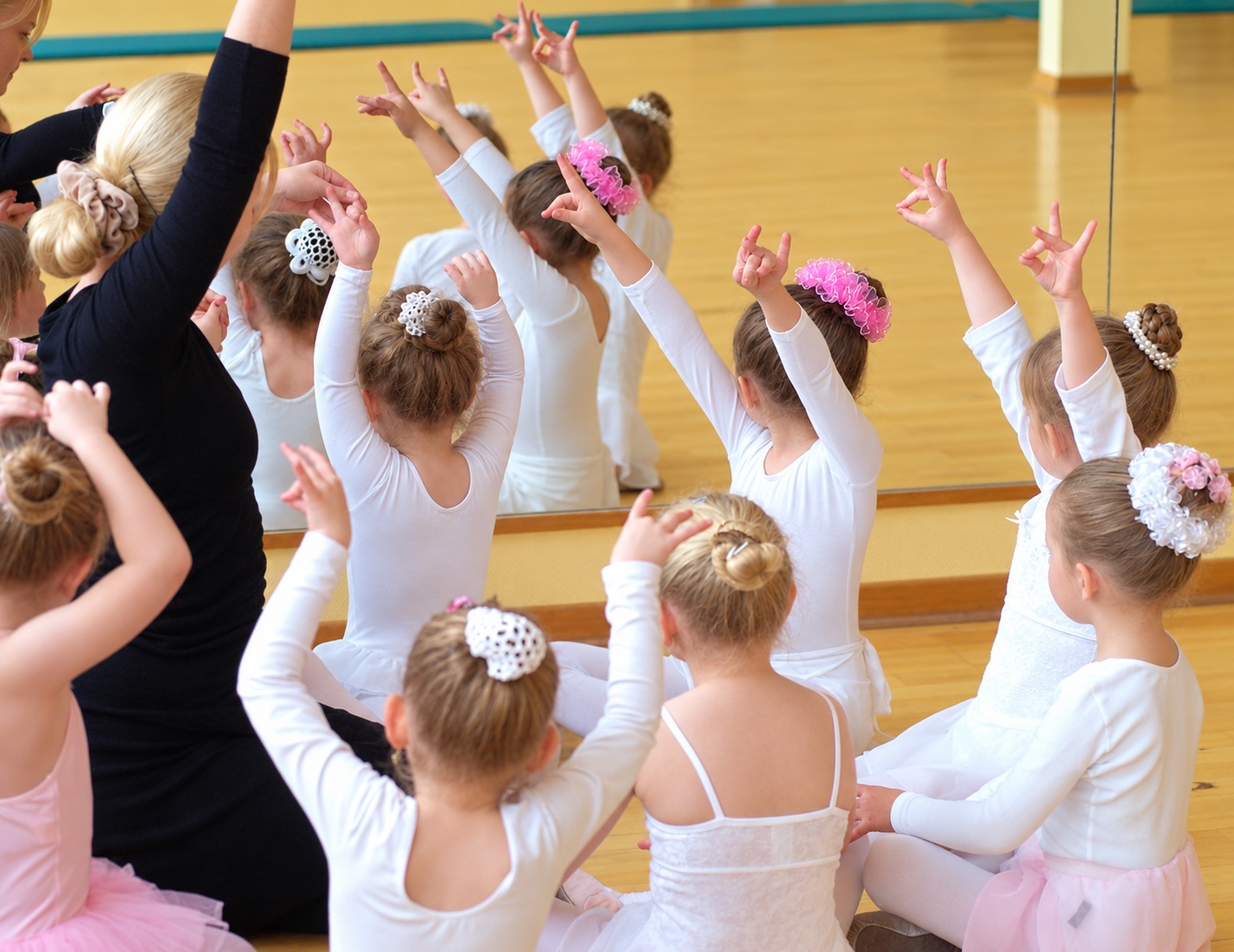 Kinder beim Ballettunterricht im Tanzhouse