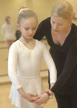 Ballettmeisterin und kleine Tänzerin